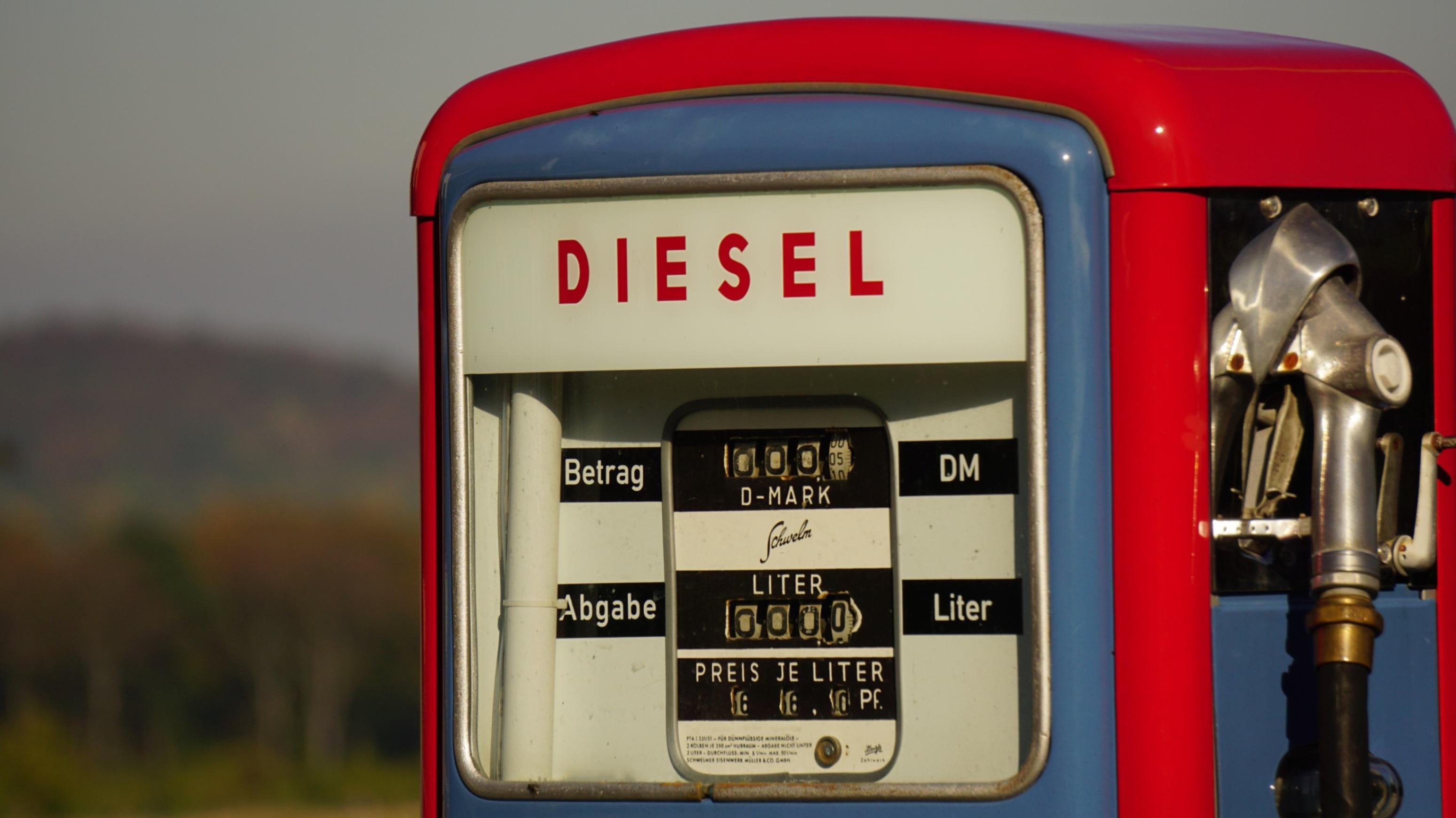 Fuel Surcharges and Parcel Shipping Costs: What U.S. E-Commerce Sellers Need to Know